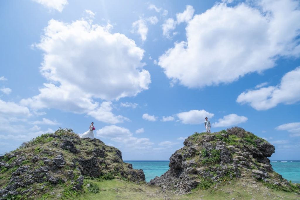 沖縄県読谷村にあるふたりだけの大きな岩があるビーチでのブライダルフォト