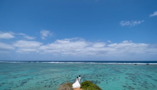 沖縄県恩納村にある「ざねー浜」の崖で撮影したブライダルフォト