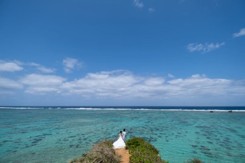 沖縄県恩納村にある「ざねー浜」の崖で撮影したブライダルフォト