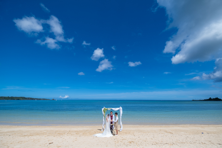 沖縄でのビーチ挙式（中泊海岸）