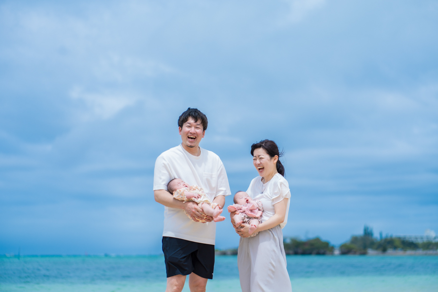 沖縄のビーチで家族写真