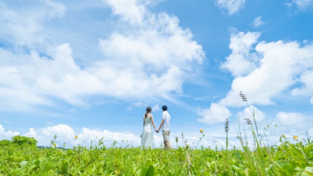 沖縄県恩納村の天然ビーチ「仲泊海岸」でのブライダルフォト