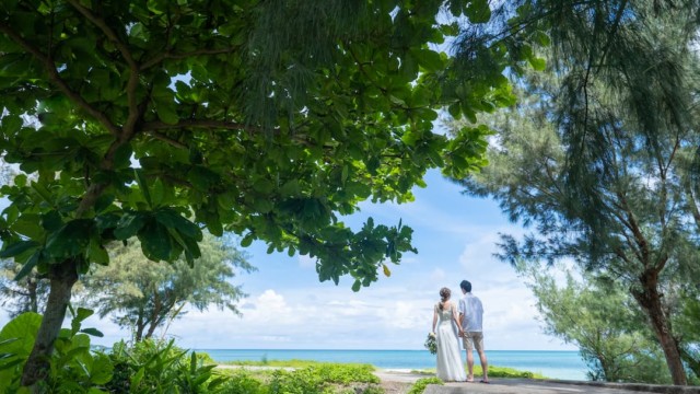 沖縄県恩納村の天然ビーチ「仲泊海岸」でのブライダルフォト