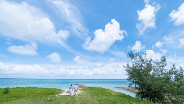 沖縄県恩納村の天然ビーチ「仲泊海岸」でのブライダルフォト