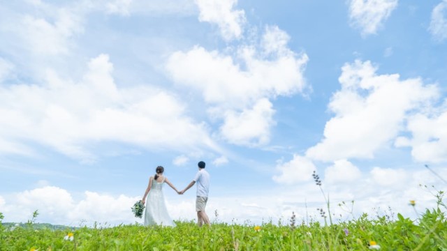 沖縄県恩納村の天然ビーチ「仲泊海岸」でのブライダルフォト