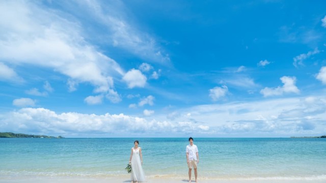 沖縄県恩納村の天然ビーチ「仲泊海岸」でのブライダルフォト