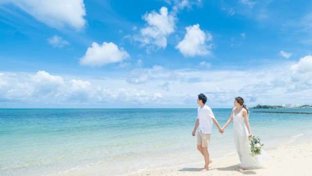 沖縄県恩納村の天然ビーチ「仲泊海岸」でのブライダルフォト