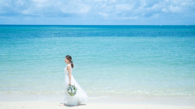 沖縄県恩納村の天然ビーチ「仲泊海岸」でのブライダルフォト