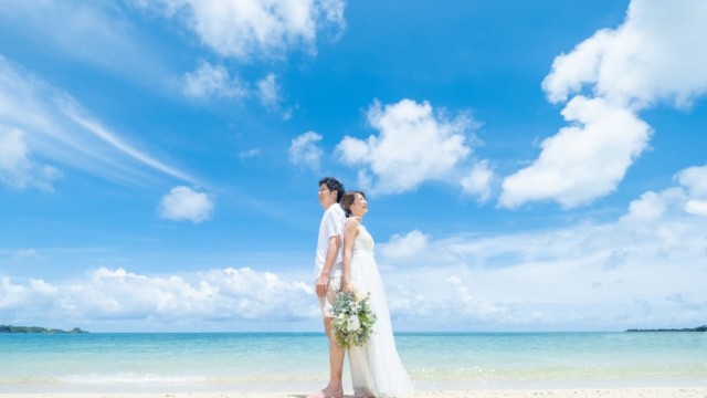 沖縄県恩納村の天然ビーチ「仲泊海岸」でのブライダルフォト