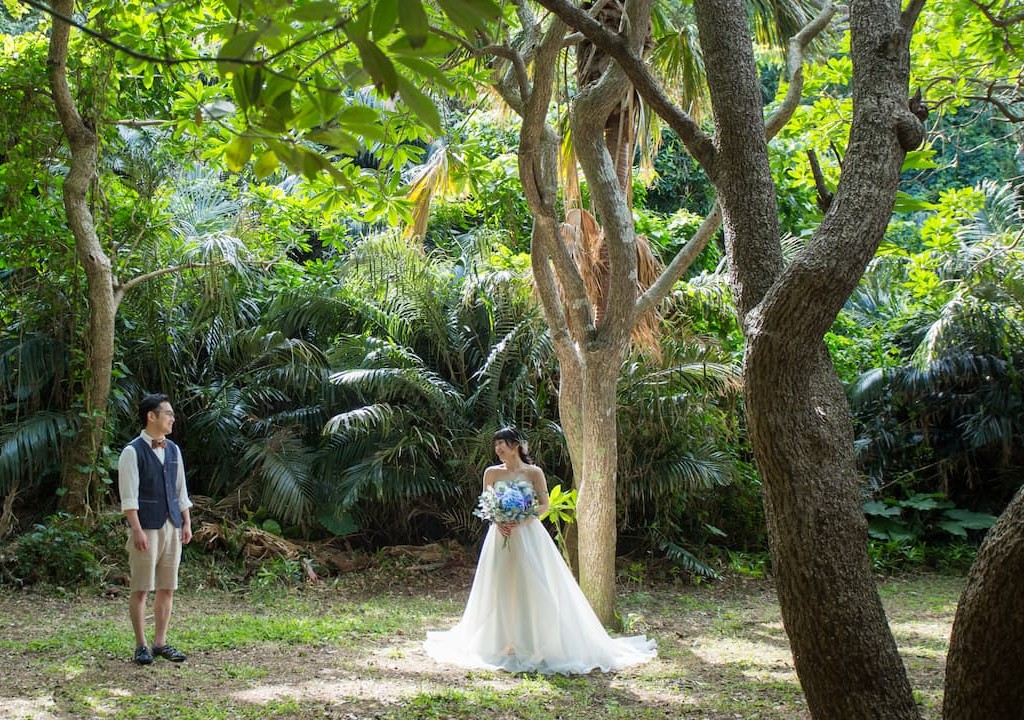 沖縄県うるま市にある浜比嘉島の東の御嶽(シヌグ堂)でのブライダルフォト