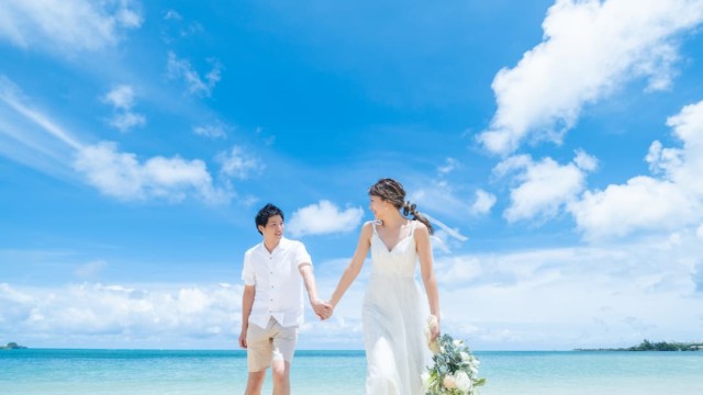 沖縄県恩納村の天然ビーチ「仲泊海岸」でのブライダルフォト