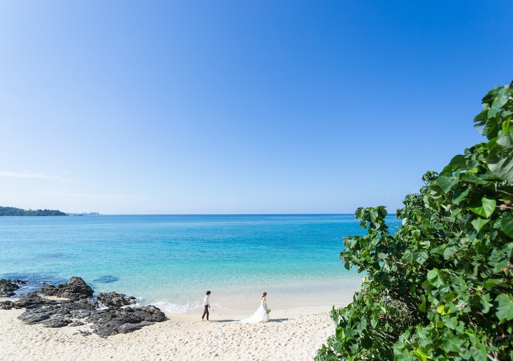 沖縄県恩納村北西部の天然ビーチ「希望ヶ丘ビーチ」でのブライダルフォト