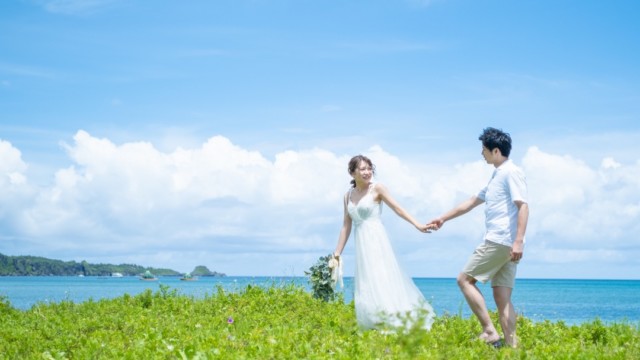 沖縄県恩納村の天然ビーチ「仲泊海岸」でのブライダルフォト