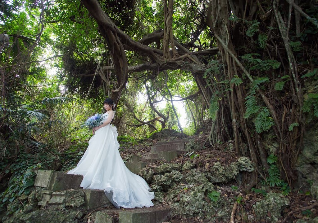 沖縄県うるま市にある浜比嘉島の東の御嶽(シヌグ堂)でのブライダルフォト