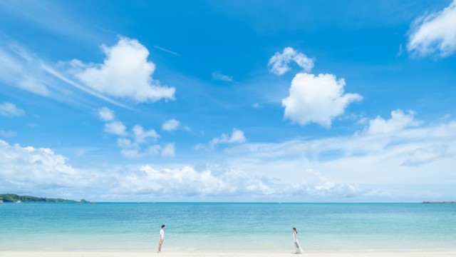 沖縄県恩納村の天然ビーチ「仲泊海岸」でのブライダルフォト