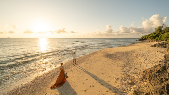沖縄県恩納村のフォトウェディングでのビーチフォト(サンセット)