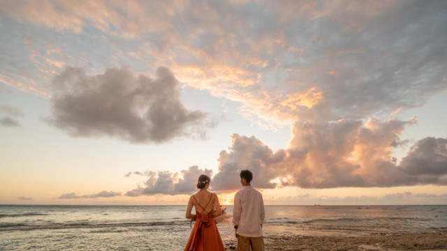 沖縄県恩納村のフォトウェディングでのビーチフォト(サンセット)