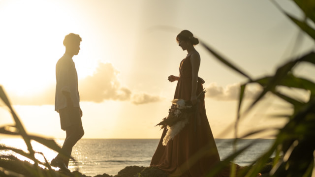 沖縄県恩納村のフォトウェディングでのビーチフォト(サンセット)