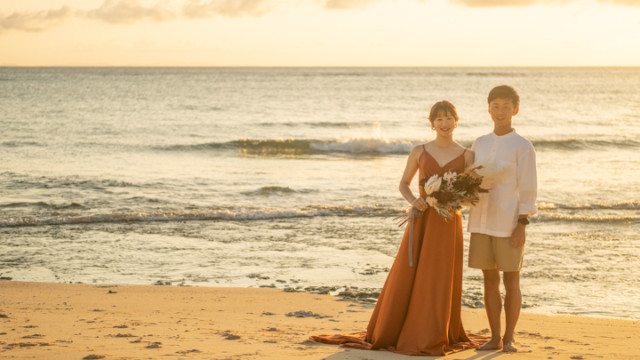 沖縄県恩納村のフォトウェディングでのビーチフォト(サンセット)