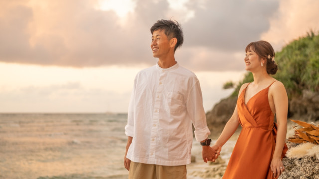 沖縄県恩納村のフォトウェディングでのビーチフォト(サンセット)