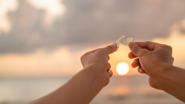 沖縄県恩納村のフォトウェディングでのビーチフォト(サンセット)