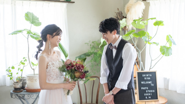 沖縄フォトウェディングでのファーストミート (恩納村でのビーチフォト)