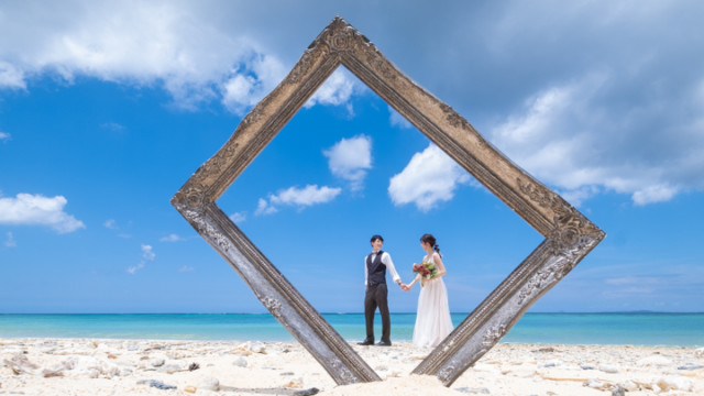 沖縄フォトウェディングでは定番のフレーム(恩納村でのビーチフォト)