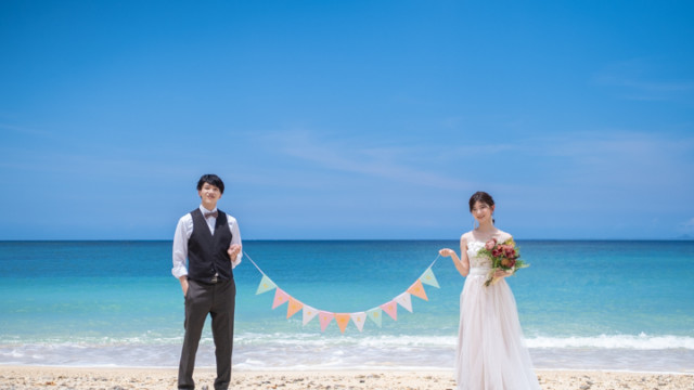 沖縄フォトウェディングでは定番のガーランド(恩納村でのビーチフォト)