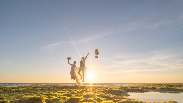 沖縄フォトウェディングでのサンセットイメージ写真(読谷村のビーチ)