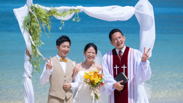 沖縄でのビーチ挙式(中泊海岸)