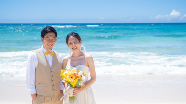 沖縄フォトウェディングでのビーチフォト(メロディービーチ)