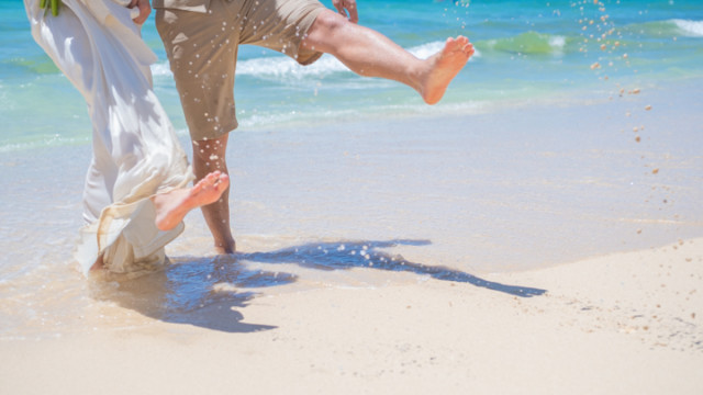 沖縄フォトウェディングでのビーチフォト(メロディービーチ)