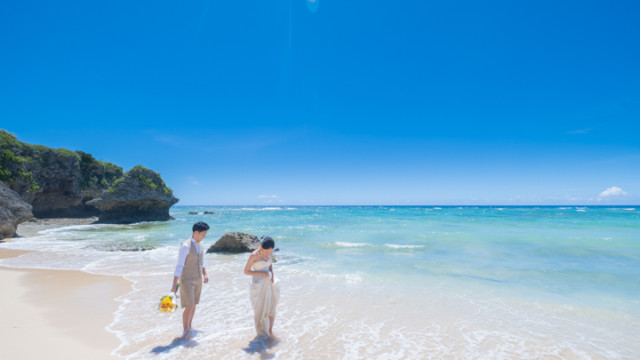 沖縄フォトウェディングでのビーチフォト(メロディービーチ)