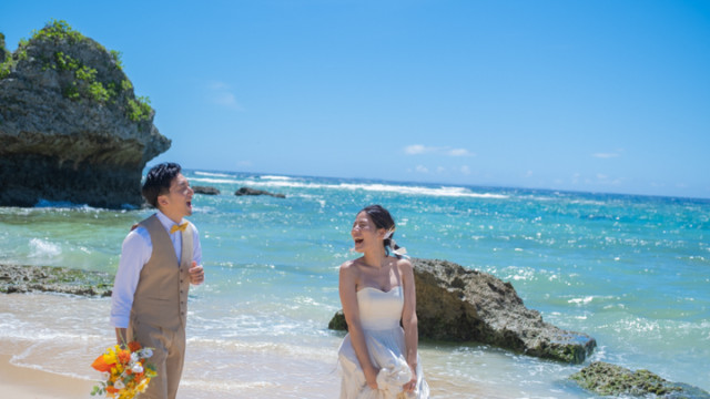 沖縄フォトウェディングでのビーチフォト(メロディービーチ)