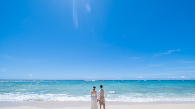 沖縄フォトウェディングでのビーチフォト(メロディービーチ)