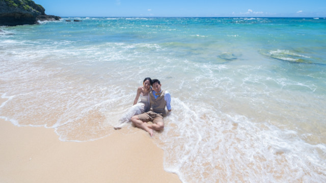 沖縄フォトウェディングでのビーチフォト(メロディービーチ)