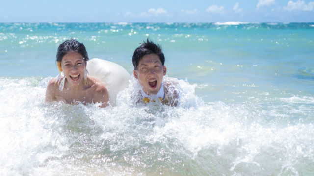 沖縄フォトウェディングでのビーチフォト(メロディービーチ)