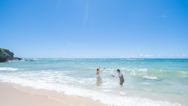 沖縄フォトウェディングでのビーチフォト(メロディービーチ)