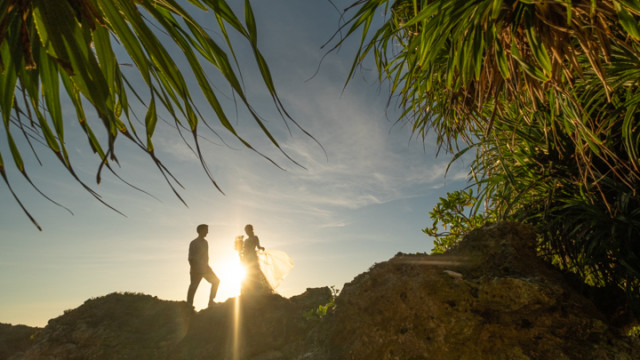 沖縄県恩納村のフォトウェディングでのビーチフォト(サンセット)