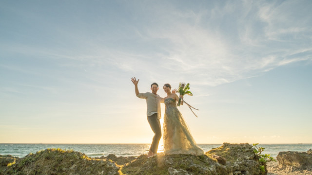 沖縄県恩納村のフォトウェディングでのビーチフォト(サンセット)