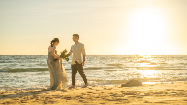 沖縄県恩納村のフォトウェディングでのビーチフォト(サンセット)