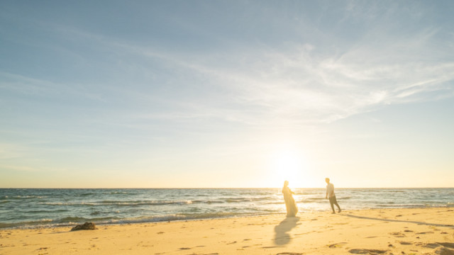 沖縄県恩納村のフォトウェディングでのビーチフォト(サンセット)