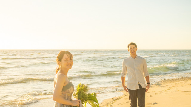 沖縄県恩納村のフォトウェディングでのビーチフォト(サンセット)