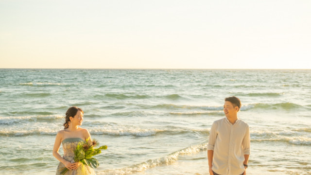 沖縄県恩納村のフォトウェディングでのビーチフォト(サンセット)