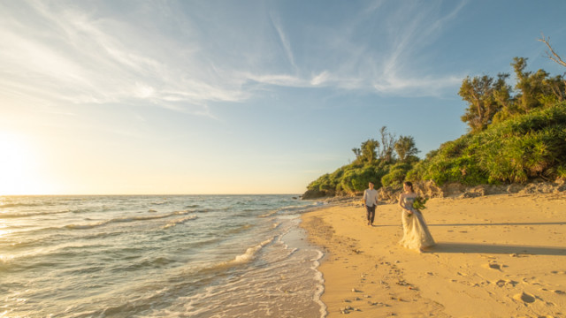 沖縄県恩納村のフォトウェディングでのビーチフォト(サンセット)