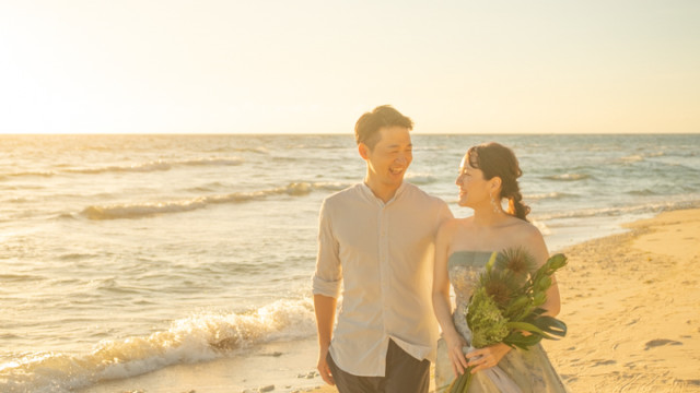 沖縄県恩納村のフォトウェディングでのビーチフォト(サンセット)