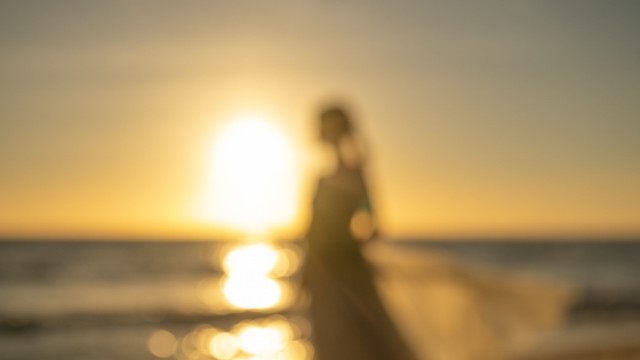 沖縄県恩納村のフォトウェディングでのビーチフォト(サンセット)