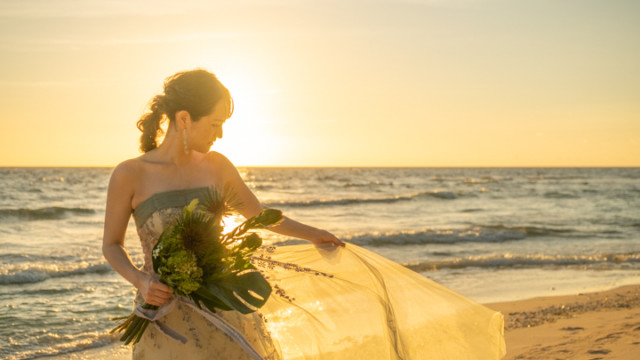 沖縄県恩納村のフォトウェディングでのビーチフォト(サンセット)