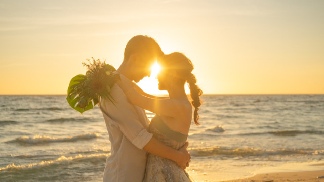 沖縄県恩納村のフォトウェディングでのビーチフォト(サンセット)