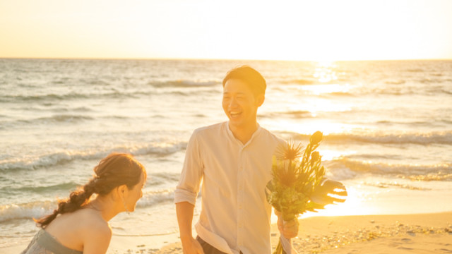 沖縄県恩納村のフォトウェディングでのビーチフォト(サンセット)
